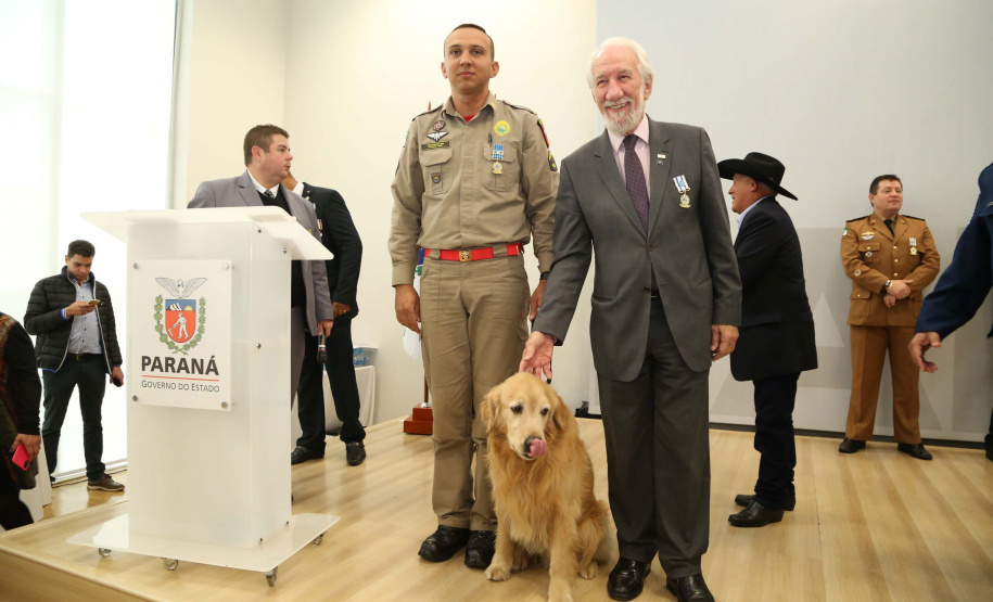 O governador em exercício Darci Piana foi escolhido pelo Instituto Boina Azul, do Rio Grande do Sul, para representar o Paraná na homenagem à Segurança Pública do Estado. A solenidade de entrega da Medalha de Grau Cavaleiro ocorreu nesta quinta-feira (18) no salão de atos do Palácio Iguaçu. Foto: José Fernando Ogura/ANPr