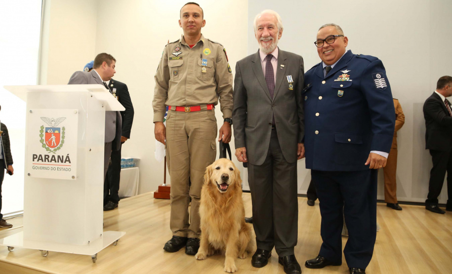 O governador em exercício Darci Piana foi escolhido pelo Instituto Boina Azul, do Rio Grande do Sul, para representar o Paraná na homenagem à Segurança Pública do Estado. A solenidade de entrega da Medalha de Grau Cavaleiro ocorreu nesta quinta-feira (18) no salão de atos do Palácio Iguaçu. Foto: José Fernando Ogura/ANPr