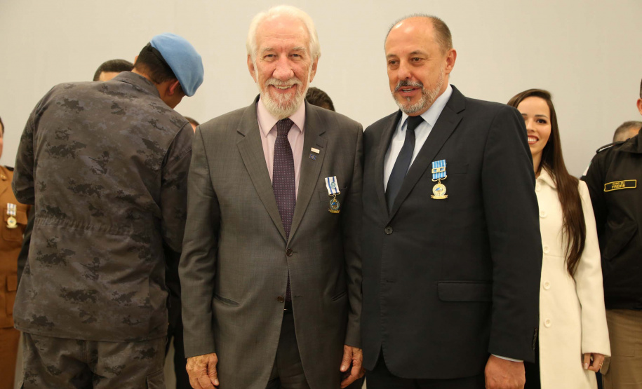 O governador em exercício Darci Piana foi escolhido pelo Instituto Boina Azul, do Rio Grande do Sul, para representar o Paraná na homenagem à Segurança Pública do Estado. A solenidade de entrega da Medalha de Grau Cavaleiro ocorreu nesta quinta-feira (18) no salão de atos do Palácio Iguaçu. Foto: José Fernando Ogura/ANPr