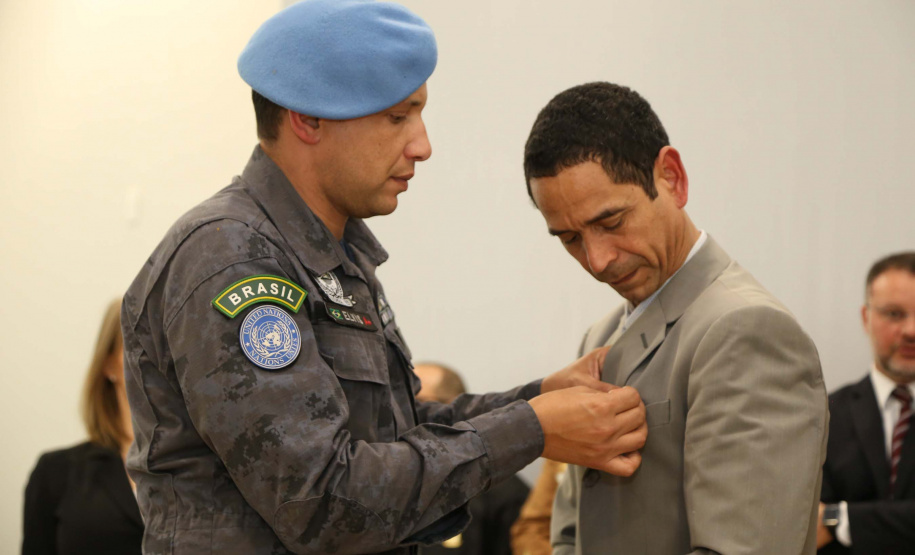 O governador em exercício Darci Piana foi escolhido pelo Instituto Boina Azul, do Rio Grande do Sul, para representar o Paraná na homenagem à Segurança Pública do Estado. A solenidade de entrega da Medalha de Grau Cavaleiro ocorreu nesta quinta-feira (18) no salão de atos do Palácio Iguaçu. Foto: José Fernando Ogura/ANPr
