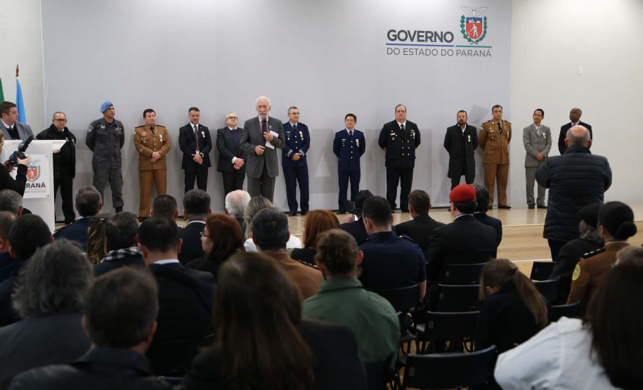 O governador em exercício Darci Piana foi escolhido pelo Instituto Boina Azul, do Rio Grande do Sul, para representar o Paraná na homenagem à Segurança Pública do Estado. A solenidade de entrega da Medalha de Grau Cavaleiro ocorreu nesta quinta-feira (18) no salão de atos do Palácio Iguaçu. Foto: José Fernando Ogura/ANPr