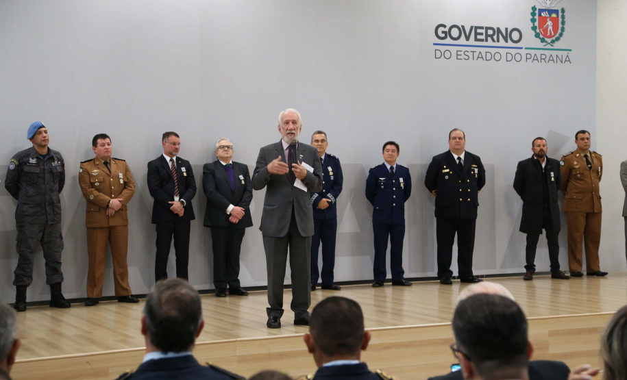 O governador em exercício Darci Piana foi escolhido pelo Instituto Boina Azul, do Rio Grande do Sul, para representar o Paraná na homenagem à Segurança Pública do Estado. A solenidade de entrega da Medalha de Grau Cavaleiro ocorreu nesta quinta-feira (18) no salão de atos do Palácio Iguaçu. Foto: José Fernando Ogura/ANPr