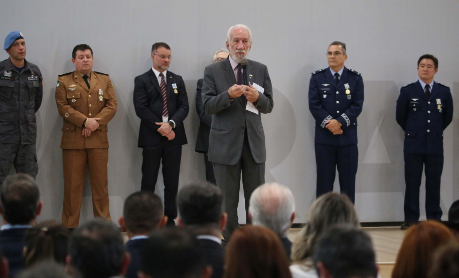 O governador em exercício Darci Piana foi escolhido pelo Instituto Boina Azul, do Rio Grande do Sul, para representar o Paraná na homenagem à Segurança Pública do Estado. A solenidade de entrega da Medalha de Grau Cavaleiro ocorreu nesta quinta-feira (18) no salão de atos do Palácio Iguaçu. Foto: José Fernando Ogura/ANPr