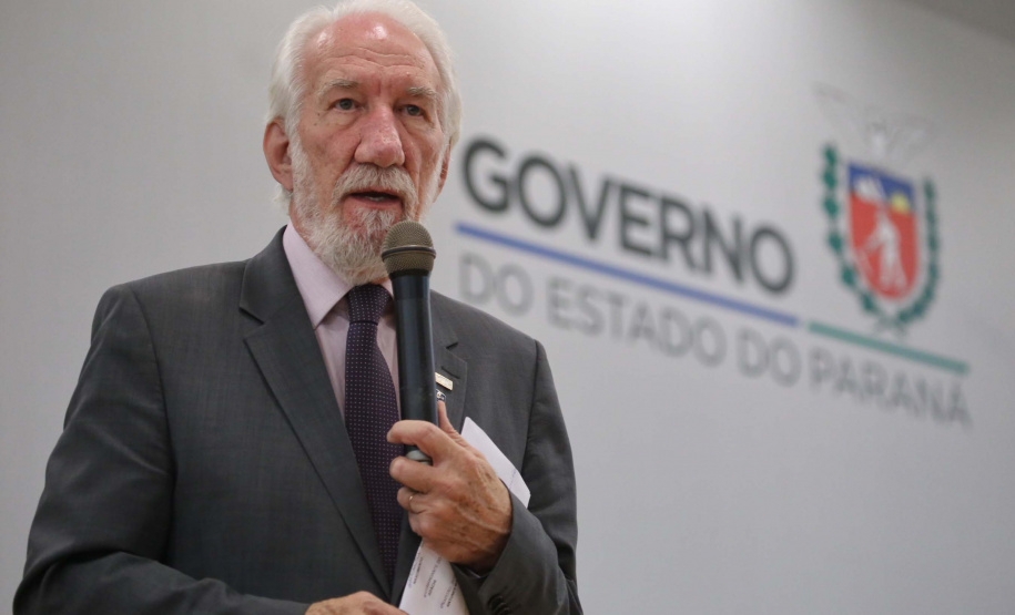 O governador em exercício Darci Piana foi escolhido pelo Instituto Boina Azul, do Rio Grande do Sul, para representar o Paraná na homenagem à Segurança Pública do Estado. A solenidade de entrega da Medalha de Grau Cavaleiro ocorreu nesta quinta-feira (18) no salão de atos do Palácio Iguaçu. Foto: José Fernando Ogura/ANPr