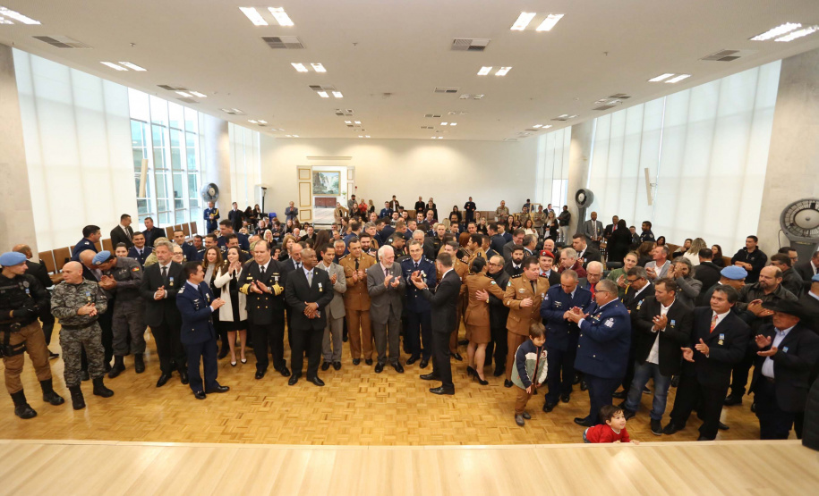 O governador em exercício Darci Piana foi escolhido pelo Instituto Boina Azul, do Rio Grande do Sul, para representar o Paraná na homenagem à Segurança Pública do Estado. A solenidade de entrega da Medalha de Grau Cavaleiro ocorreu nesta quinta-feira (18) no salão de atos do Palácio Iguaçu. Foto: José Fernando Ogura/ANPr