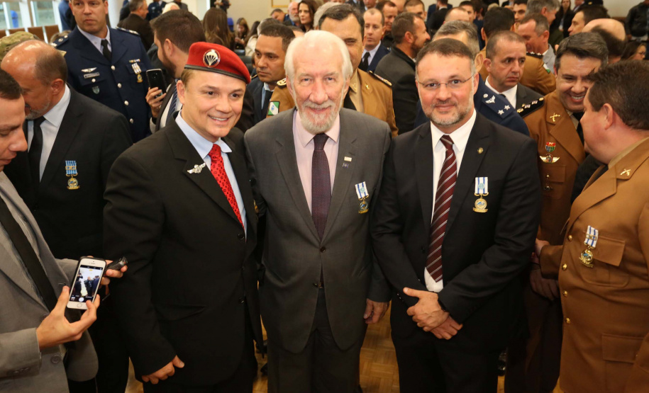 O governador em exercício Darci Piana foi escolhido pelo Instituto Boina Azul, do Rio Grande do Sul, para representar o Paraná na homenagem à Segurança Pública do Estado. A solenidade de entrega da Medalha de Grau Cavaleiro ocorreu nesta quinta-feira (18) no salão de atos do Palácio Iguaçu. Foto: José Fernando Ogura/ANPr