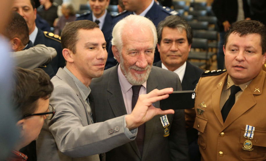 O governador em exercício Darci Piana foi escolhido pelo Instituto Boina Azul, do Rio Grande do Sul, para representar o Paraná na homenagem à Segurança Pública do Estado. A solenidade de entrega da Medalha de Grau Cavaleiro ocorreu nesta quinta-feira (18) no salão de atos do Palácio Iguaçu. Foto: José Fernando Ogura/ANPr