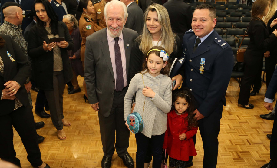 O governador em exercício Darci Piana foi escolhido pelo Instituto Boina Azul, do Rio Grande do Sul, para representar o Paraná na homenagem à Segurança Pública do Estado. A solenidade de entrega da Medalha de Grau Cavaleiro ocorreu nesta quinta-feira (18) no salão de atos do Palácio Iguaçu. Foto: José Fernando Ogura/ANPr