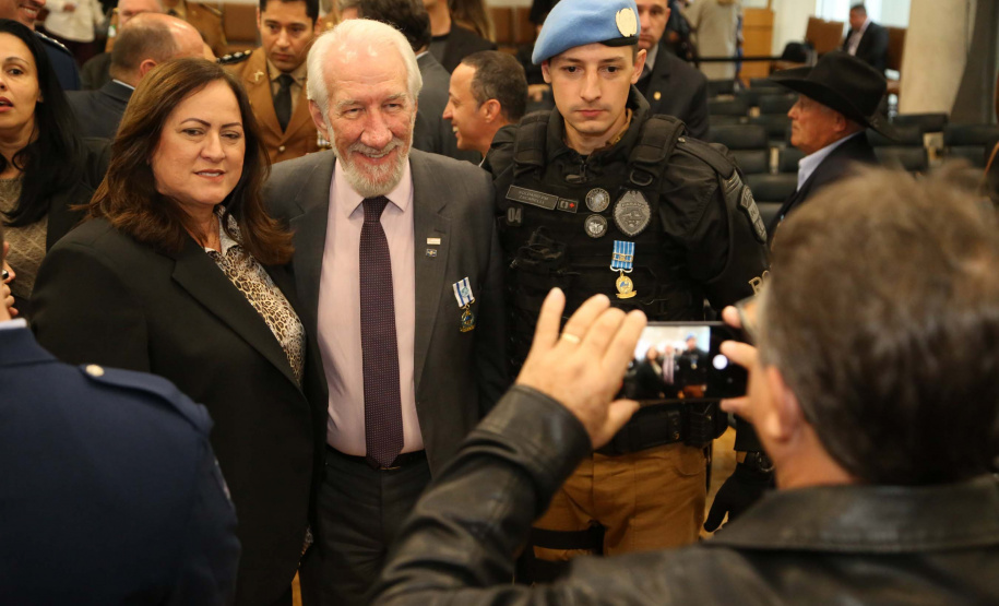 O governador em exercício Darci Piana foi escolhido pelo Instituto Boina Azul, do Rio Grande do Sul, para representar o Paraná na homenagem à Segurança Pública do Estado. A solenidade de entrega da Medalha de Grau Cavaleiro ocorreu nesta quinta-feira (18) no salão de atos do Palácio Iguaçu. Foto: José Fernando Ogura/ANPr