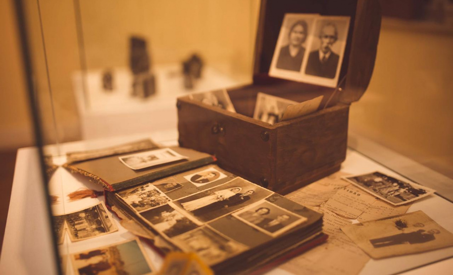 Estão abertas as inscrições para a oficina Caçadores de Memórias, que acontecerá no dia 24 de julho de 2019, das 14h às 17h, no Museu da Imagem e do Som do Paraná (MIS-PR). Quem vai ministrar o curso prático é o fotógrafo Lex Kozlik, um dos artistas da exposição Memória Imagem e Infância, que permanece em cartaz no museu até o dia 13 de outubro de 2019. Foto: Divulgação/MIS