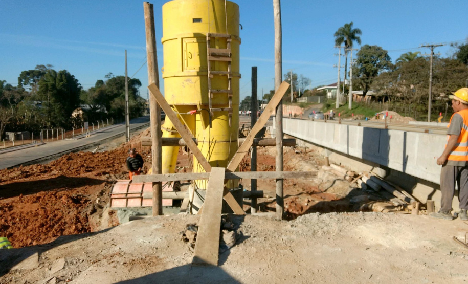 O Departamento de Estradas de Rodagem do Paraná (DER-PR) está investindo R$ 40 milhões em obras de rodovias da Região Metropolitana de Curitiba. Estão em andamento a duplicação da PR-417, no trecho entre Curitiba e Colombo, que também contará com novos viadutos, e a pavimentação com paver da PR-092, no município de Doutor Ulysses. Foto: Divulgação/DER