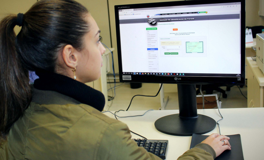 A Polícia Civil do Paraná (PCPR) emitiu 408% mais carteiras de identidade, na modalidade 2ª via rápida, nos primeiros seis meses deste ano, em relação ao mesmo período de 2018. Enquanto de janeiro a junho do ano passado foram confeccionados 14.665 documentos solicitados pela internet, em 2019 foram emitidos 74.485. Foto: DivulgaçãoPCPR
