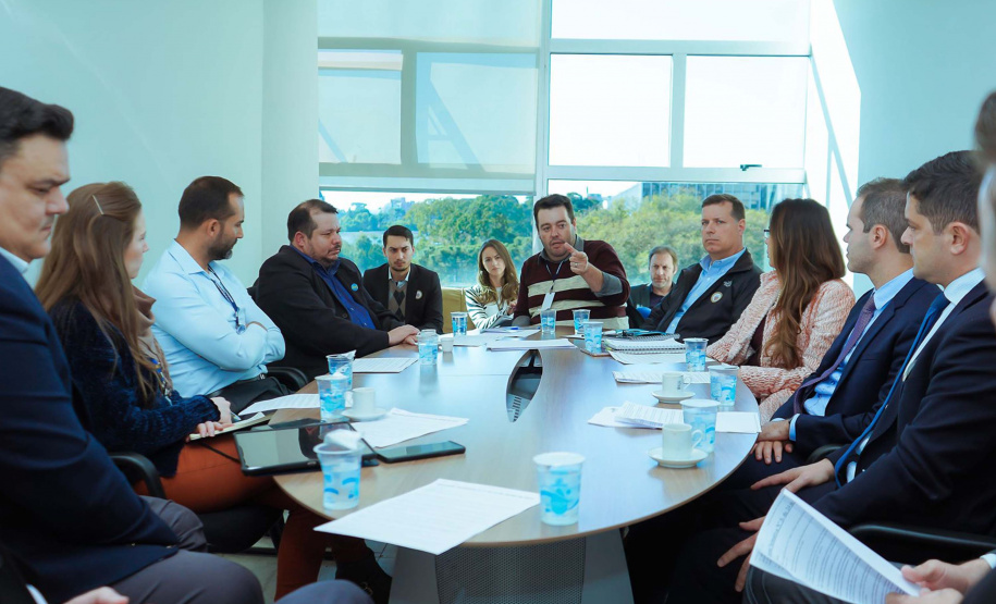 O Governo do Paraná realizou esta semana a primeira reunião do Comitê Gestor estadual da
Rede +Brasil, uma rede de governança colaborativa para o desenvolvimento de ações voltadas
à melhoria dos processos de gestão das transferências da União, por meio da Plataforma
+BRASIL, antigo Siconv. Participaram representantes do Ministério Público, Tribunal de
Contas e de entidades municipalistas. O encontro foi organizado pela Casa Civil. Foto: Guilherme Flores/Casa Civil