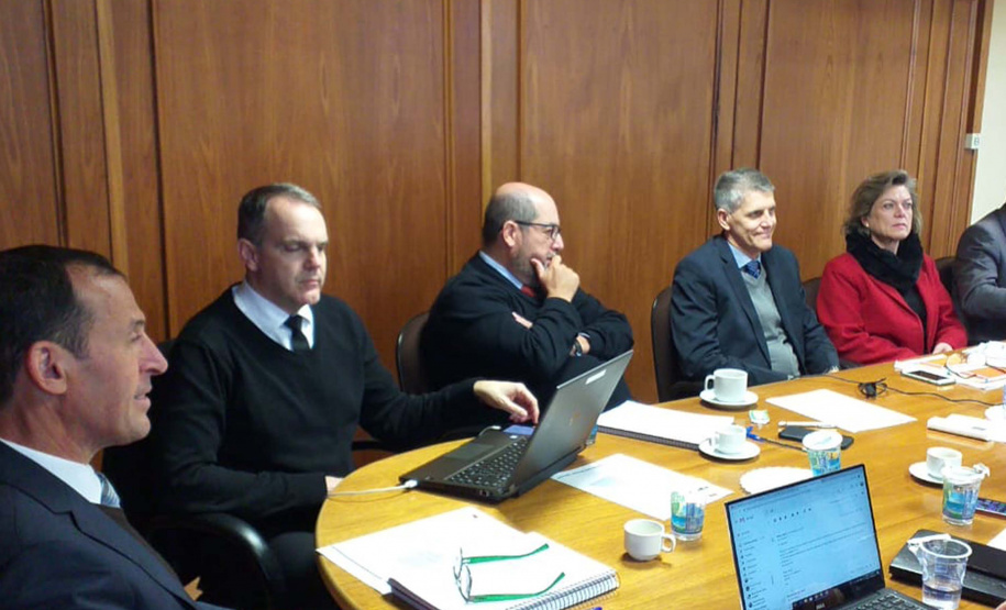Diretores e auditores fiscais da Receita Estadual dos três Estados do Sul – Paraná, Santa
Catarina e Rio Grande do Sul – estudam documento para uniformizar os benefícios fiscais
concedidos a determinados segmentos e, com isso, diminuir eventuais perdas de receita na
arrecadação de impostos. Foto: SEFA