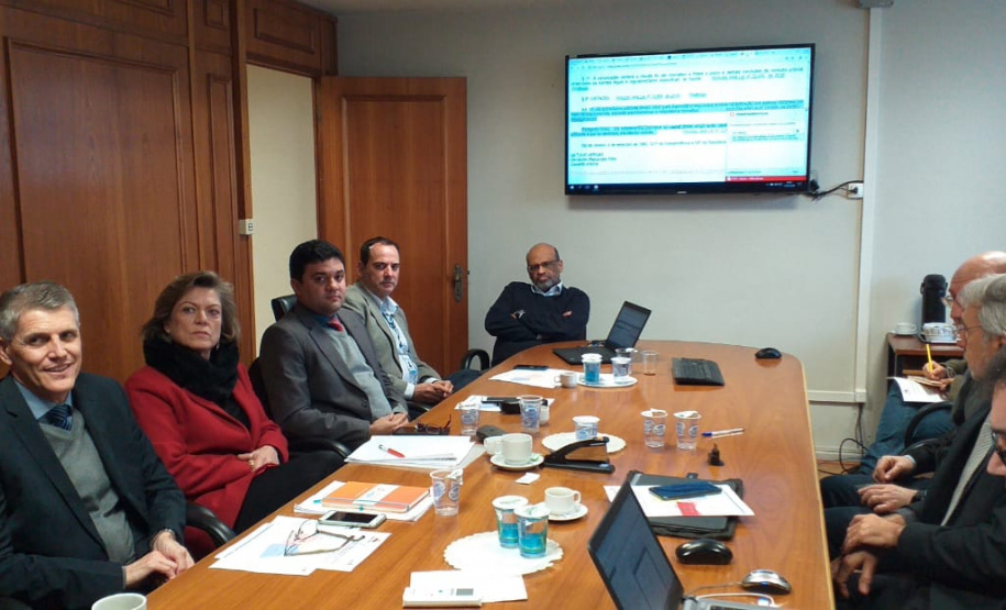 Diretores e auditores fiscais da Receita Estadual dos três Estados do Sul – Paraná, Santa
Catarina e Rio Grande do Sul – estudam documento para uniformizar os benefícios fiscais
concedidos a determinados segmentos e, com isso, diminuir eventuais perdas de receita na
arrecadação de impostos. Foto: SEFA