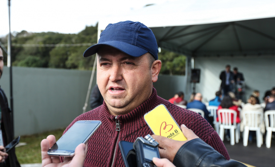 O governador em exercício do Paraná Darci Piana inaugura nesta sexta-feira (19), o Centro Municipal de Atendimento Educacional Especializado (Cmaee) Gustavo Maier, no bairro Guarituba, em Piraquara, Região Metropolitana de Curitiba. Na foto Audinor Silveiro de Barros contemplado com processo de regularização fundiária.   Curitiba, 19/07/2019 -  Foto: Geraldo Bubniak/ANPr