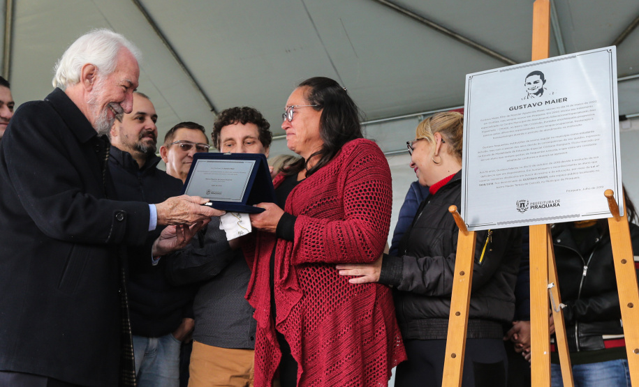 Rosicler Aparecida Maier recebe placa do  governador em exercício do Paraná Darci Piana na inaugura nesta sexta-feira (19), o Centro Municipal de Atendimento Educacional Especializado (Cmaee) Gustavo Maier, no bairro Guarituba, em Piraquara, Região Metropolitana de Curitiba.   Curitiba, 19/07/2019 -  Foto: Geraldo Bubniak/ANPr