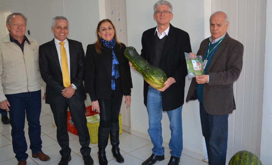 Presos da Penitenciária Central do Estado - Unidade de Progressão (PCE-UP), localizada em Piraquara, na Região Metropolitana de Curitiba, trabalham no plantio de hortaliças e verduras orgânicas produzidas no terreno da unidade penal. Nesta quinta-feira (18), o secretário de Estado da Agricultura e Abastecimento, Norberto Anacleto Ortigara, conheceu a iniciativa, que pode ser ampliada para outras regiões do Estado. Foto: Divulgação/SEAB