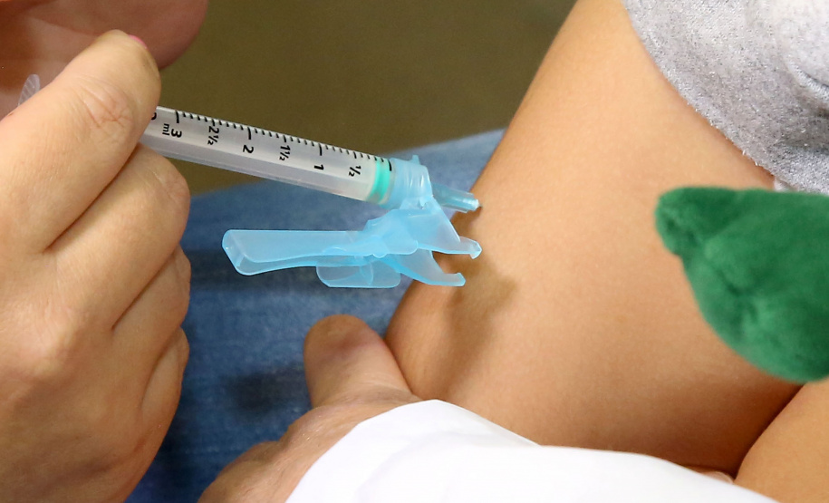 A vacina é a única maneira efetiva de prevenir a doença. O esquema vacinal vigente prevê duas doses de vacina com componente sarampo para pessoas de 12 meses até 29 anos de idade, sendo uma dose da vacina tríplice viral aos 12 meses de idade e uma dose da vacina tetra viral aos 15 meses de idade. Foto: Jaelson Lucas/ANPr