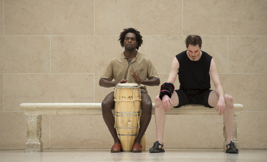 As salas e corredores do Museu Paranaense se transformarão em um grande palco para o bailarino Volmir Cordeiro e o músico Washington Timbó com a performance artística Rua. Foto: Marc Domage/ Divulgação/SECC