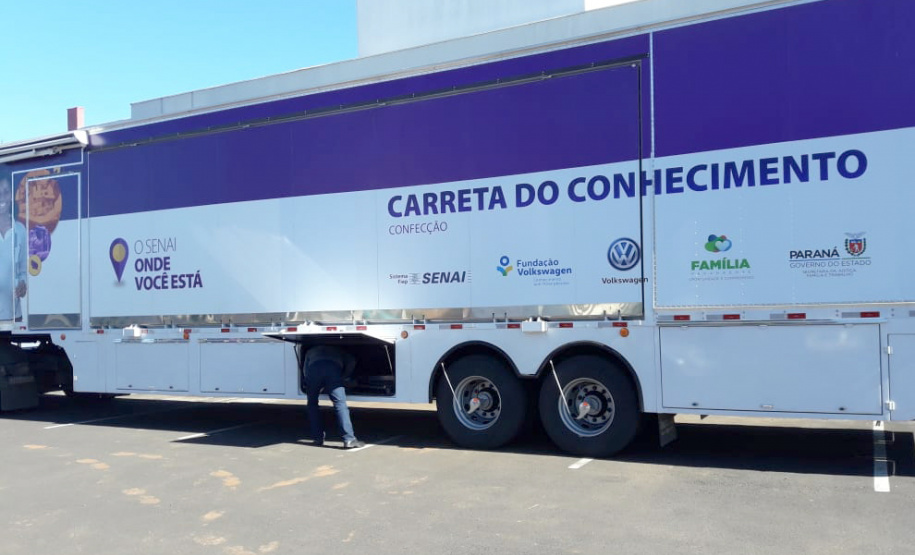 O bairro Cajuru, de Curitiba, e os municípios de Chopinzinho, Jandaia do Sul, Realeza, Reserva, Tibagi, Cambará e Jaguariaíva já estão recebendo, neste mês de julho, o Programa Carretas do Conhecimento. Realizado pelo Governo do Paraná, por meio da Secretaria da Justiça, Família e Trabalho; a Volkswagen e o Senai Paraná, o programa oferece cursos de qualificação profissional de forma gratuita para a população paranaense. Foto: Divulgação/SEJUF