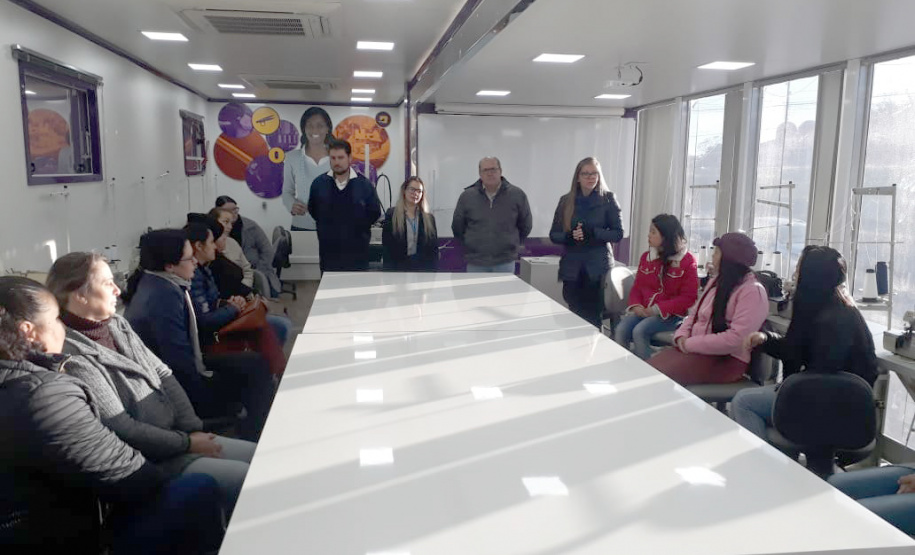 O bairro Cajuru, de Curitiba, e os municípios de Chopinzinho, Jandaia do Sul, Realeza, Reserva, Tibagi, Cambará e Jaguariaíva já estão recebendo, neste mês de julho, o Programa Carretas do Conhecimento. Realizado pelo Governo do Paraná, por meio da Secretaria da Justiça, Família e Trabalho; a Volkswagen e o Senai Paraná, o programa oferece cursos de qualificação profissional de forma gratuita para a população paranaense. Foto: Divulgação/SEJUF