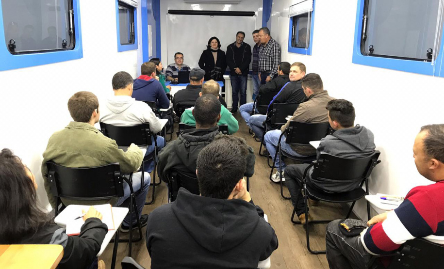 O bairro Cajuru, de Curitiba, e os municípios de Chopinzinho, Jandaia do Sul, Realeza, Reserva, Tibagi, Cambará e Jaguariaíva já estão recebendo, neste mês de julho, o Programa Carretas do Conhecimento. Realizado pelo Governo do Paraná, por meio da Secretaria da Justiça, Família e Trabalho; a Volkswagen e o Senai Paraná, o programa oferece cursos de qualificação profissional de forma gratuita para a população paranaense. Foto: Divulgação/SEJUF