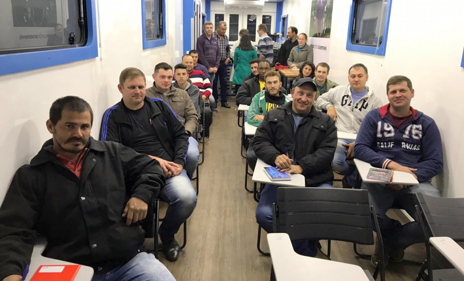 O bairro Cajuru, de Curitiba, e os municípios de Chopinzinho, Jandaia do Sul, Realeza, Reserva, Tibagi, Cambará e Jaguariaíva já estão recebendo, neste mês de julho, o Programa Carretas do Conhecimento. Realizado pelo Governo do Paraná, por meio da Secretaria da Justiça, Família e Trabalho; a Volkswagen e o Senai Paraná, o programa oferece cursos de qualificação profissional de forma gratuita para a população paranaense. Foto: Divulgação/SEJUF