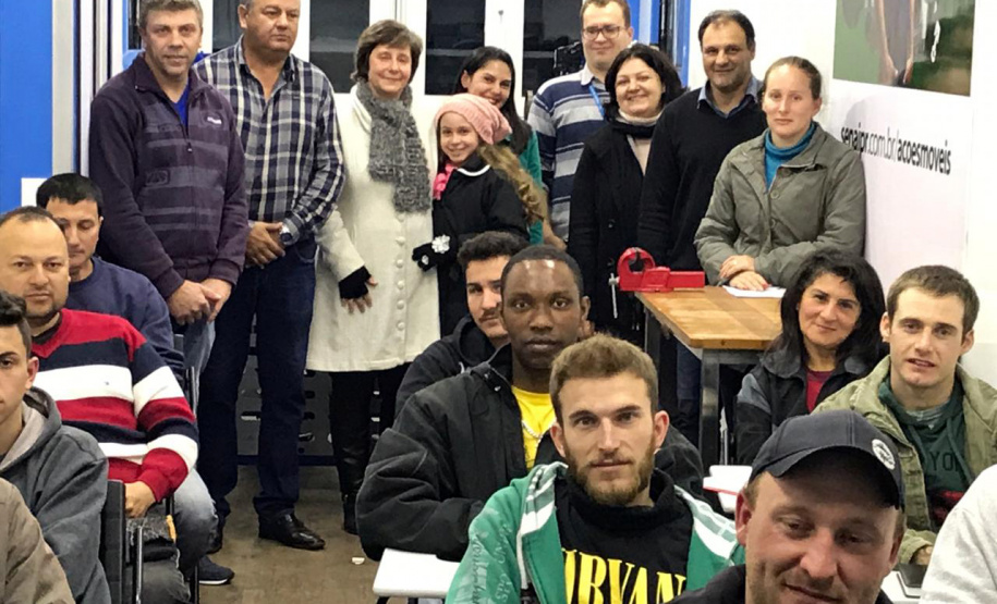 O bairro Cajuru, de Curitiba, e os municípios de Chopinzinho, Jandaia do Sul, Realeza, Reserva, Tibagi, Cambará e Jaguariaíva já estão recebendo, neste mês de julho, o Programa Carretas do Conhecimento. Realizado pelo Governo do Paraná, por meio da Secretaria da Justiça, Família e Trabalho; a Volkswagen e o Senai Paraná, o programa oferece cursos de qualificação profissional de forma gratuita para a população paranaense. Foto: Divulgação/SEJUF