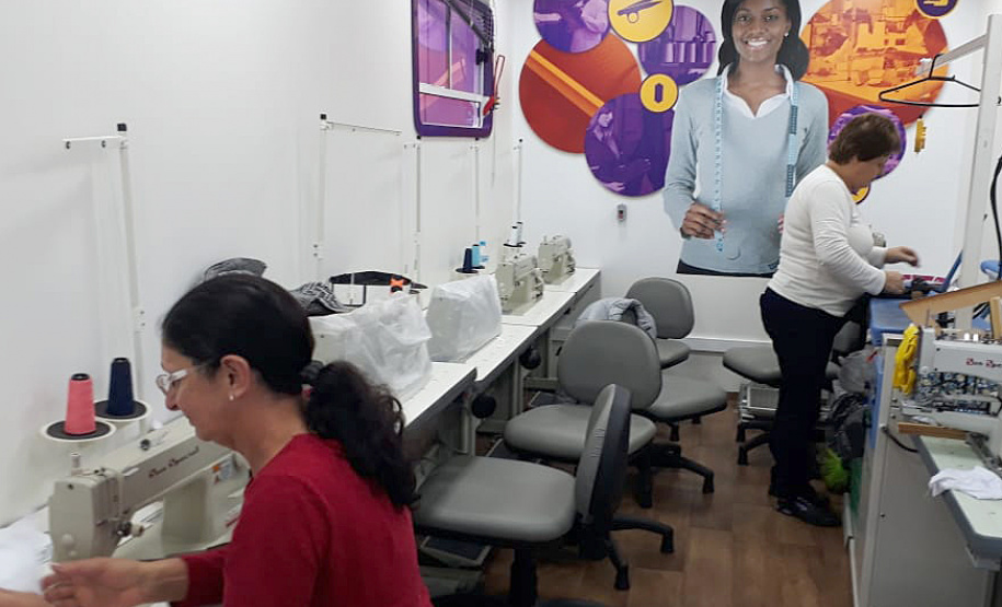 O bairro Cajuru, de Curitiba, e os municípios de Chopinzinho, Jandaia do Sul, Realeza, Reserva, Tibagi, Cambará e Jaguariaíva já estão recebendo, neste mês de julho, o Programa Carretas do Conhecimento. Realizado pelo Governo do Paraná, por meio da Secretaria da Justiça, Família e Trabalho; a Volkswagen e o Senai Paraná, o programa oferece cursos de qualificação profissional de forma gratuita para a população paranaense. Foto: Divulgação/SEJUF