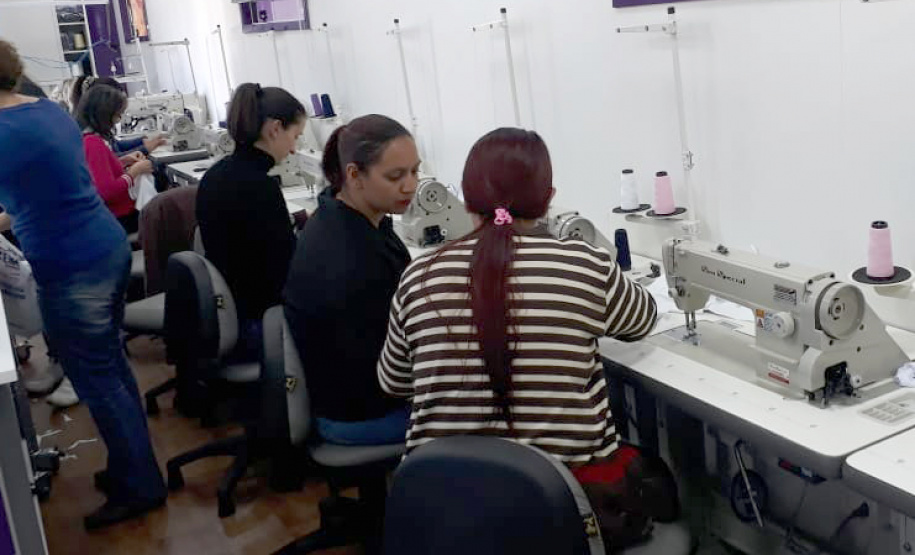 O bairro Cajuru, de Curitiba, e os municípios de Chopinzinho, Jandaia do Sul, Realeza, Reserva, Tibagi, Cambará e Jaguariaíva já estão recebendo, neste mês de julho, o Programa Carretas do Conhecimento. Realizado pelo Governo do Paraná, por meio da Secretaria da Justiça, Família e Trabalho; a Volkswagen e o Senai Paraná, o programa oferece cursos de qualificação profissional de forma gratuita para a população paranaense. Foto: Divulgação/SEJUF