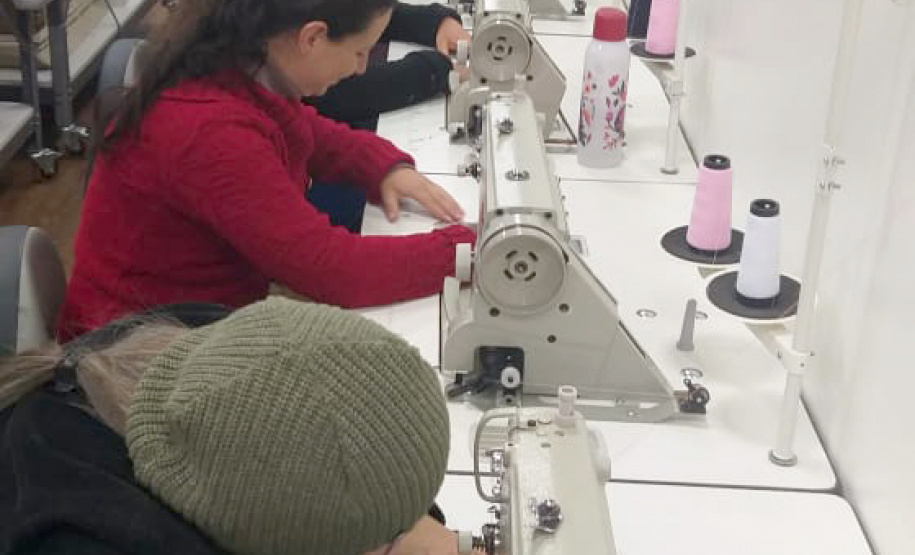 O bairro Cajuru, de Curitiba, e os municípios de Chopinzinho, Jandaia do Sul, Realeza, Reserva, Tibagi, Cambará e Jaguariaíva já estão recebendo, neste mês de julho, o Programa Carretas do Conhecimento. Realizado pelo Governo do Paraná, por meio da Secretaria da Justiça, Família e Trabalho; a Volkswagen e o Senai Paraná, o programa oferece cursos de qualificação profissional de forma gratuita para a população paranaense. Foto: Divulgação/SEJUF