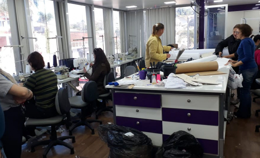 O bairro Cajuru, de Curitiba, e os municípios de Chopinzinho, Jandaia do Sul, Realeza, Reserva, Tibagi, Cambará e Jaguariaíva já estão recebendo, neste mês de julho, o Programa Carretas do Conhecimento. Realizado pelo Governo do Paraná, por meio da Secretaria da Justiça, Família e Trabalho; a Volkswagen e o Senai Paraná, o programa oferece cursos de qualificação profissional de forma gratuita para a população paranaense. Foto: Divulgação/SEJUF