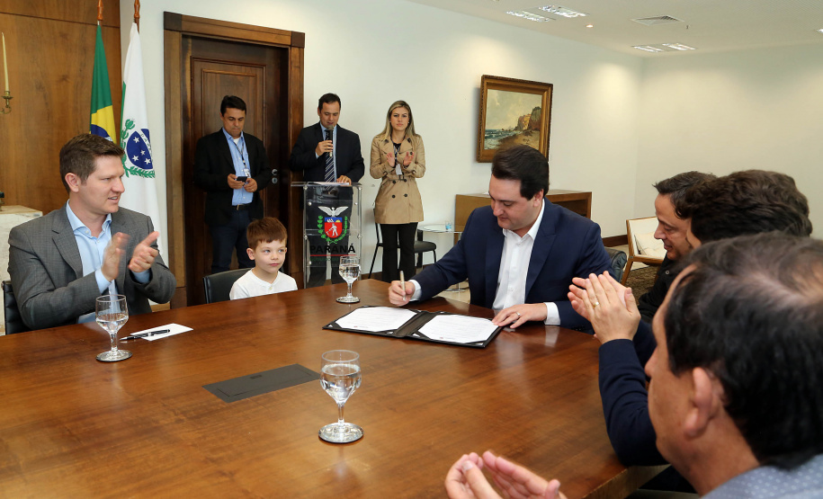 O governador Carlos Massa Ratinho Junior autorizou nesta segunda-feira (22) o repasse de R$ 4 milhões para o recape da Rua Marechal Deodoro da Fonseca, em União da Vitória, no Sul do Estado. A via é uma das mais importantes do município e atravessa quatro bairros, além de fazer a ligação da região Sul com o Sudoeste paranaense e também com Santa Catarina.Foto: Gilson Abreu /ANPr