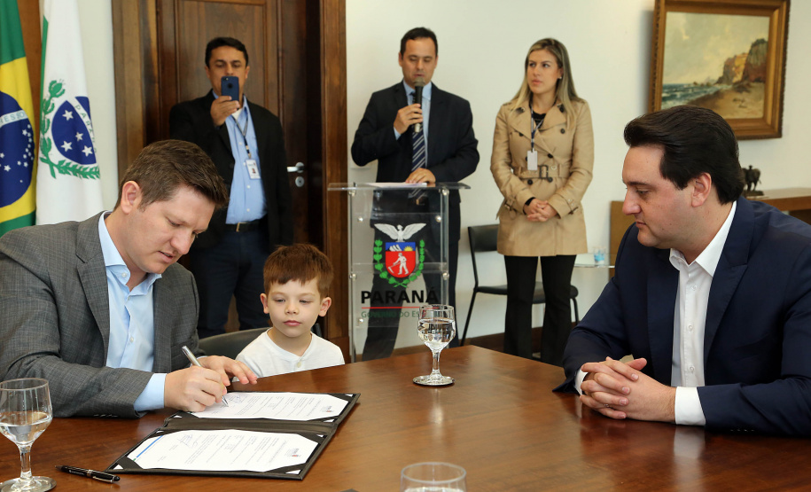 O governador Carlos Massa Ratinho Junior autorizou nesta segunda-feira (22) o repasse de R$ 4 milhões para o recape da Rua Marechal Deodoro da Fonseca, em União da Vitória, no Sul do Estado. A via é uma das mais importantes do município e atravessa quatro bairros, além de fazer a ligação da região Sul com o Sudoeste paranaense e também com Santa Catarina.Foto: Gilson Abreu /ANPr