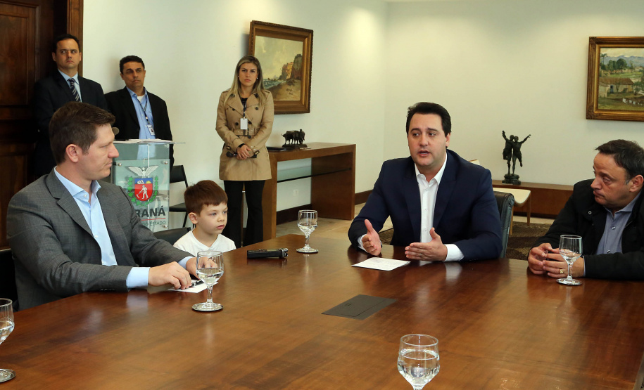 O governador Carlos Massa Ratinho Junior autorizou nesta segunda-feira (22) o repasse de R$ 4 milhões para o recape da Rua Marechal Deodoro da Fonseca, em União da Vitória, no Sul do Estado. A via é uma das mais importantes do município e atravessa quatro bairros, além de fazer a ligação da região Sul com o Sudoeste paranaense e também com Santa Catarina.Foto: Gilson Abreu /ANPr