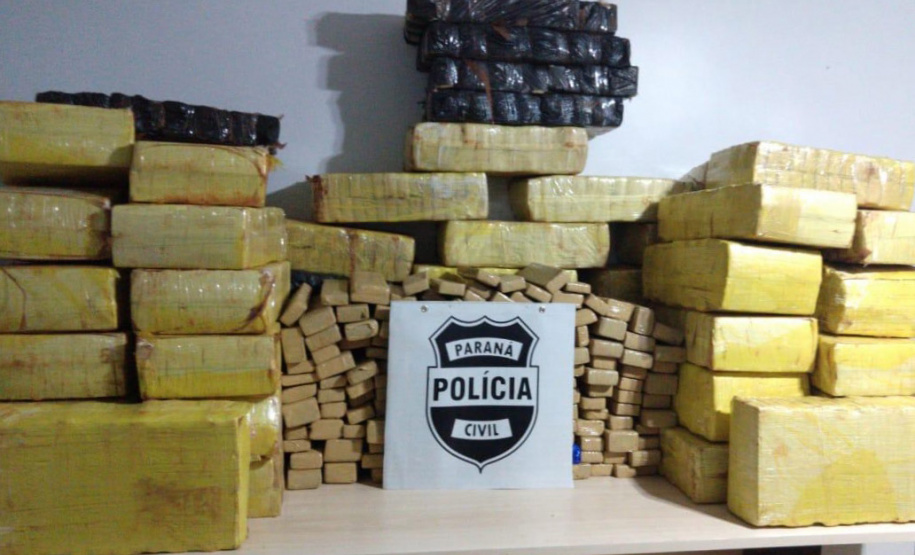 A Polícia Civil do Paraná (PCPR) apreendeu cerca de 3 toneladas de entorpecentes na semana passada, apenas entre quarta (17) e sexta-feira (19). As drogas que abasteceriam o tráfico no Estado foram interceptadas em rodovias durante quatro operações distintas.Foto:PCPR
