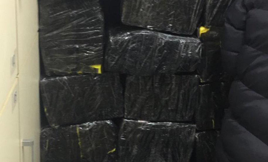 A Polícia Civil do Paraná (PCPR) apreendeu cerca de 3 toneladas de entorpecentes na semana passada, apenas entre quarta (17) e sexta-feira (19). As drogas que abasteceriam o tráfico no Estado foram interceptadas em rodovias durante quatro operações distintas.Foto:PCPR