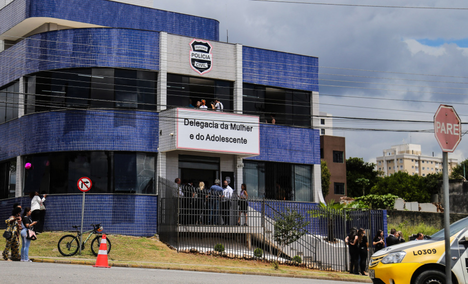 No Dia Estadual de Combate ao Feminicídio, o Governo do Paraná reforça a orientação para que as vítimas de abuso denunciem e busquem medidas protetivas. No Paraná existem 20 Delegacias da Mulher, distribuídas por todo estado. “Estes são os locais mais indicados para que vítimas de qualquer forma de violência possam buscar ajuda e orientação logo ao primeiro sinal de abuso. Foto: Geraldo Bubniak/ANPr