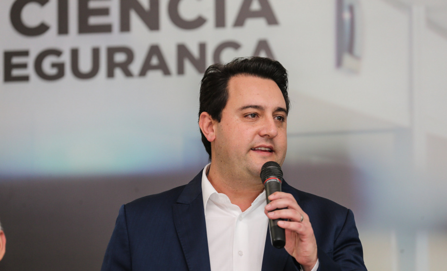 O governador Carlos Massa Ratinho Júnior dá posse a mais de 90 peritos oficiais, no Palácio Iguaçu. Os profissionais integrarão o efetivo da Polícia Científica do Paraná e, após formação, serão distribuídos no Estado, conforme a necessidade. Curitiba, 22/07/2019 -Foto: Geraldo Bubniak/ANPr