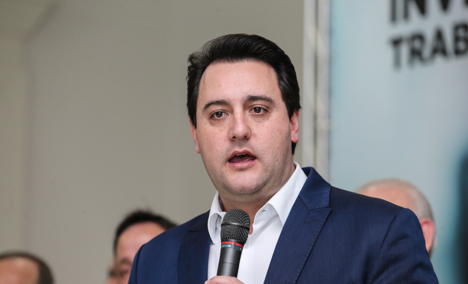 O governador Carlos Massa Ratinho Júnior dá posse a mais de 90 peritos oficiais, no Palácio Iguaçu. Os profissionais integrarão o efetivo da Polícia Científica do Paraná e, após formação, serão distribuídos no Estado, conforme a necessidade. Curitiba, 22/07/2019 -Foto: Geraldo Bubniak/ANPr