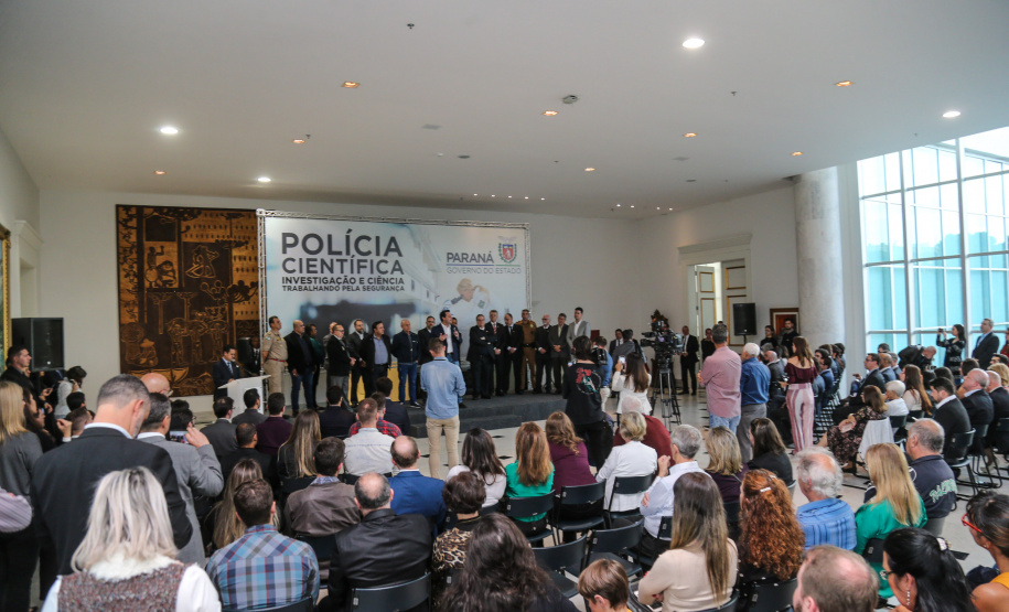 O governador Carlos Massa Ratinho Júnior dá posse a mais de 90 peritos oficiais, no Palácio Iguaçu. Os profissionais integrarão o efetivo da Polícia Científica do Paraná e, após formação, serão distribuídos no Estado, conforme a necessidade. Curitiba, 22/07/2019 -Foto: Geraldo Bubniak/ANPr