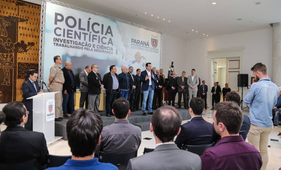 O governador Carlos Massa Ratinho Júnior dá posse a mais de 90 peritos oficiais, no Palácio Iguaçu. Os profissionais integrarão o efetivo da Polícia Científica do Paraná e, após formação, serão distribuídos no Estado, conforme a necessidade. Curitiba, 22/07/2019 -Foto: Geraldo Bubniak/ANPr