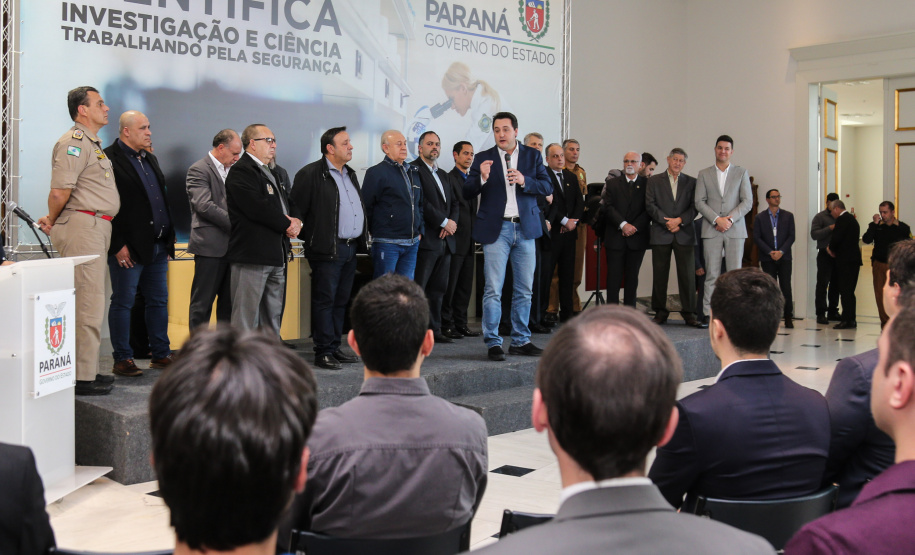 O governador Carlos Massa Ratinho Júnior dá posse a mais de 90 peritos oficiais, no Palácio Iguaçu. Os profissionais integrarão o efetivo da Polícia Científica do Paraná e, após formação, serão distribuídos no Estado, conforme a necessidade. Curitiba, 22/07/2019 -Foto: Geraldo Bubniak/ANPr