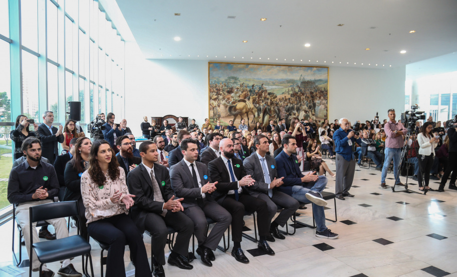 O governador Carlos Massa Ratinho Júnior dá posse a mais de 90 peritos oficiais, no Palácio Iguaçu. Os profissionais integrarão o efetivo da Polícia Científica do Paraná e, após formação, serão distribuídos no Estado, conforme a necessidade. Curitiba, 22/07/2019 -Foto: Geraldo Bubniak/ANPr