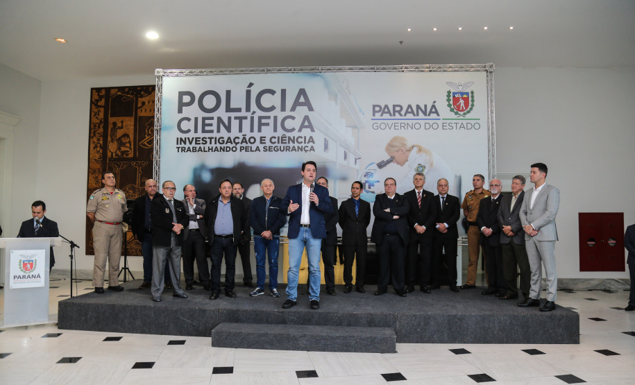 O governador Carlos Massa Ratinho Júnior dá posse a mais de 90 peritos oficiais, no Palácio Iguaçu. Os profissionais integrarão o efetivo da Polícia Científica do Paraná e, após formação, serão distribuídos no Estado, conforme a necessidade. Curitiba, 22/07/2019 -Foto: Geraldo Bubniak/ANPr