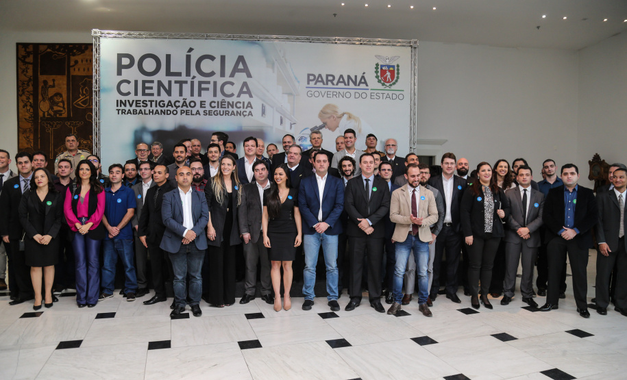 O governador Carlos Massa Ratinho Júnior dá posse a mais de 90 peritos oficiais, no Palácio Iguaçu. Os profissionais integrarão o efetivo da Polícia Científica do Paraná e, após formação, serão distribuídos no Estado, conforme a necessidade. Curitiba, 22/07/2019 -Foto: Geraldo Bubniak/ANPr
