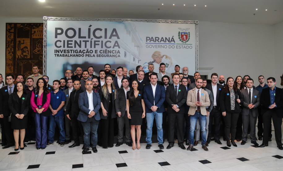 O governador Carlos Massa Ratinho Júnior dá posse a mais de 90 peritos oficiais, no Palácio Iguaçu. Os profissionais integrarão o efetivo da Polícia Científica do Paraná e, após formação, serão distribuídos no Estado, conforme a necessidade. Curitiba, 22/07/2019 -Foto: Geraldo Bubniak/ANPr