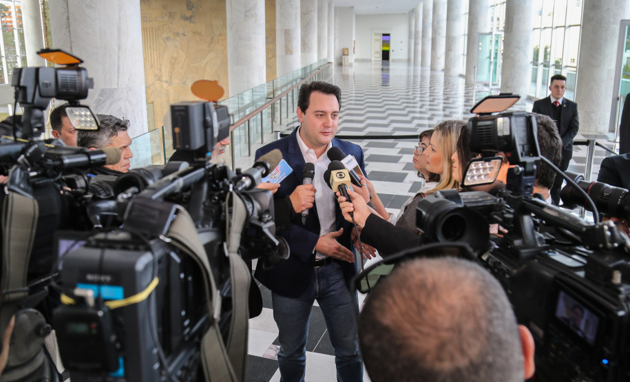 O governador Carlos Massa Ratinho Júnior dá posse a mais de 90 peritos oficiais, no Palácio Iguaçu. Os profissionais integrarão o efetivo da Polícia Científica do Paraná e, após formação, serão distribuídos no Estado, conforme a necessidade. Curitiba, 22/07/2019 -Foto: Geraldo Bubniak/ANPr