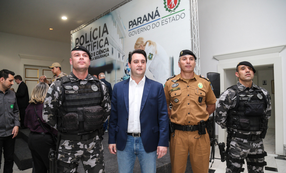 O governador Carlos Massa Ratinho Júnior dá posse a mais de 90 peritos oficiais, no Palácio Iguaçu. Os profissionais integrarão o efetivo da Polícia Científica do Paraná e, após formação, serão distribuídos no Estado, conforme a necessidade. Curitiba, 22/07/2019 -Foto: Geraldo Bubniak/ANPr